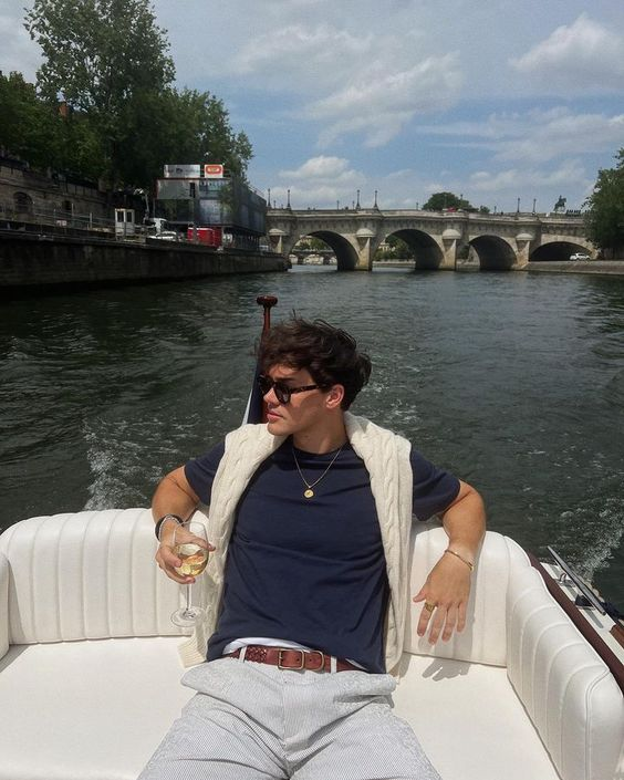 Ele é um 10 mas...
O Devon Carter que é rival da sociedade secreta da Pandora, mesmo brigando com ela ajuda a cuidar das filhas delas (as meninas chamam ele de tio Devin)