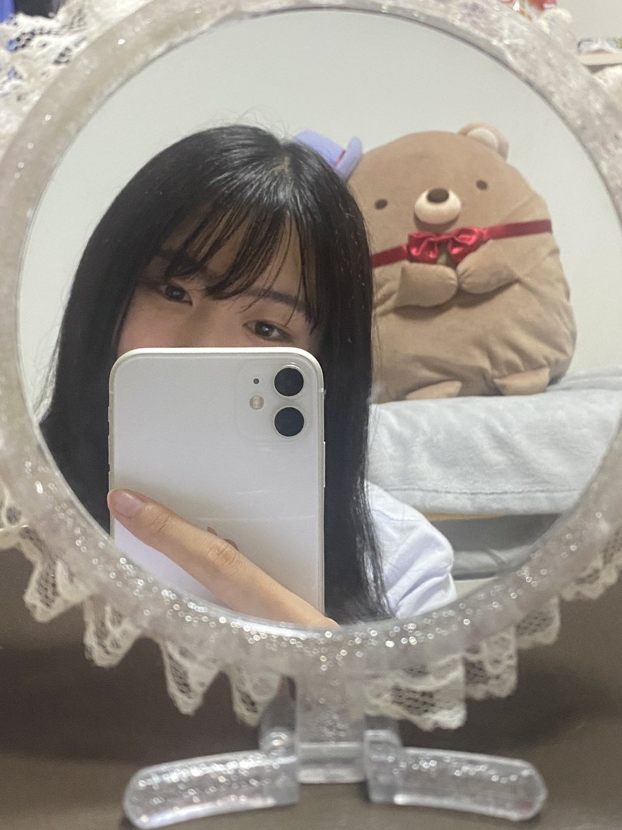 Kumaiito's tweet photo. 今日の配信中はこのふりふりミラーにスマホを立てかけていました🪞
あしたからのゆるいべ新たな出会いが楽しみ🥰（目が眠そう笑） https://t.co/74cqGXa1sQ