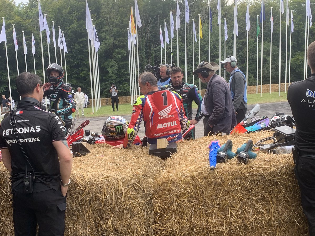 Stealthbird1137's tweet photo. @peterhickman60 @jm130tt @fosgoodwood @M_Dunlop3 @SimonHildrew @MonsterEnergy @FHO_Racing @BMWMotorradUK @SuomyOfficial @Weise_Clothing @ttracesofficial Good to see you all there Hicky ✊ https://t.co/5pYgUaePKD
