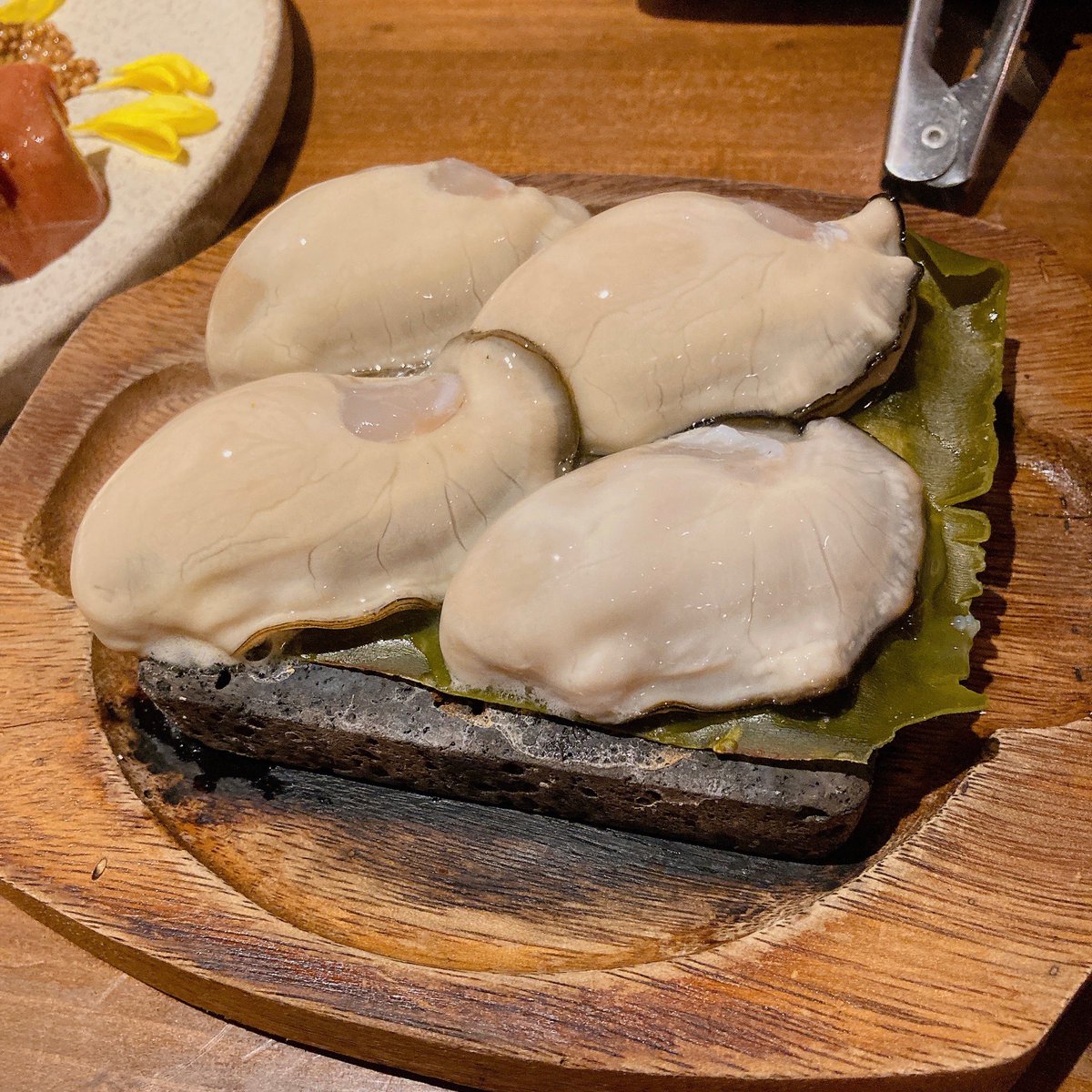 さくらの📍千歳船橋
生牡蠣を食べにきつつ昆布焼が最高でした
片面石焼で
火が入った片面は味が凝縮されてるけど肝の部分はフレッシュなまま
これ発明！
未来の生牡蠣って感じ
海のミルク新しい世界に進出
#牡蠣
#レストラン 
#うまい
#グルメ
#朝倉海
#朝倉未来