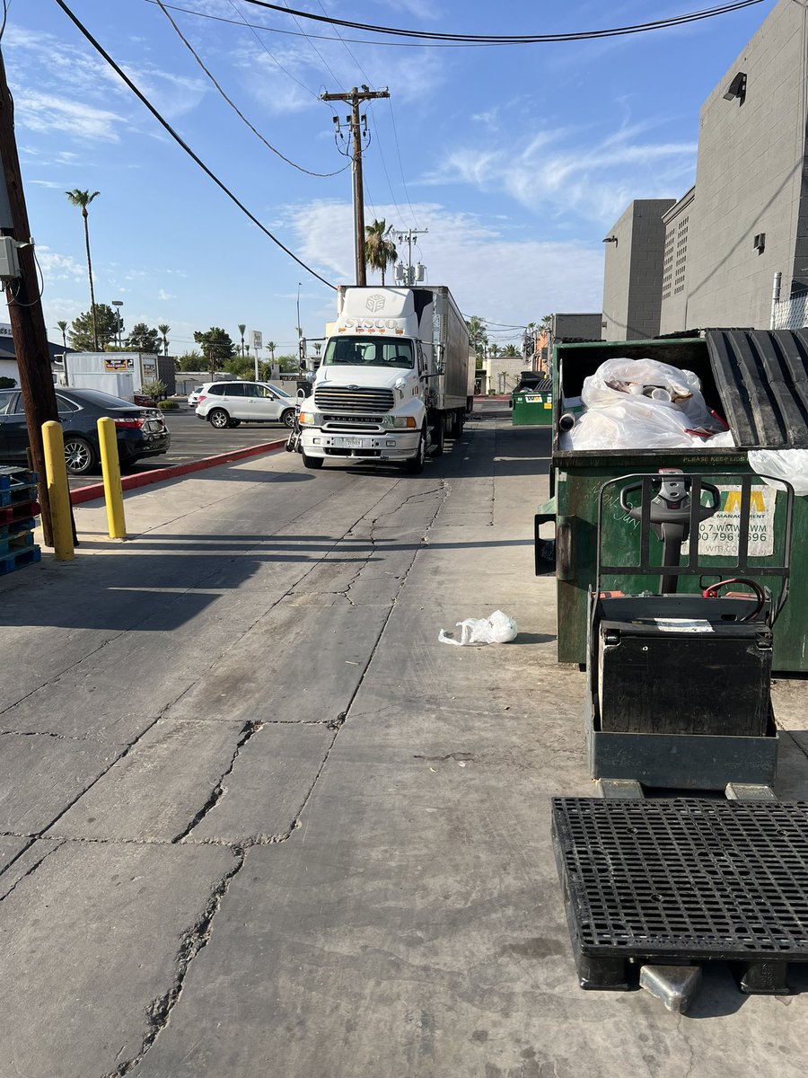 DJSix4's tweet photo. Dear @Sysco  please train your drivers to be courteous to other drivers .. this guy is blocking the whole back roadway when he could easily move up just a bit to allow other drivers to get trough https://t.co/TXPcgvpwFQ