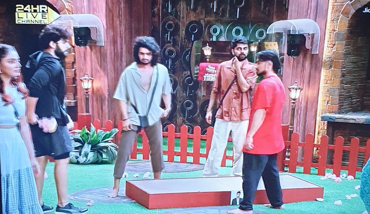 theprettypeppy's tweet photo. Yeh darr acha h🤣
Luv,Vishal,adnan and Makbul all 4 gheroing #saiketanrao in the task to make sure he doesn't do it.They are so insecure of him
Specially Makbul🤣🤣🤣🤣
Ghero sher ko sab.Geedad aise hi hote hain
#biggbossott3 #bbott3
#BiggbossOTT3 #BiggBossOTT3onJioCinema https://t.co/UMuPSdKZUS
