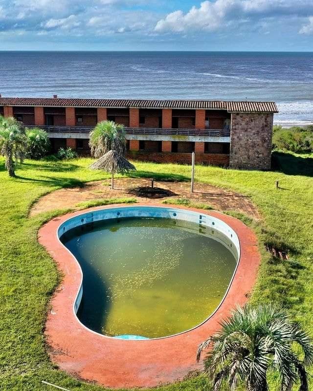 Ex hotel Costas del Mar, el mejor de una cadena de 6 hoteles de lujo instalados en La Coronilla, Rocha, por mediados del siglo pasado, hoy sometido al abandono hace varias décadas