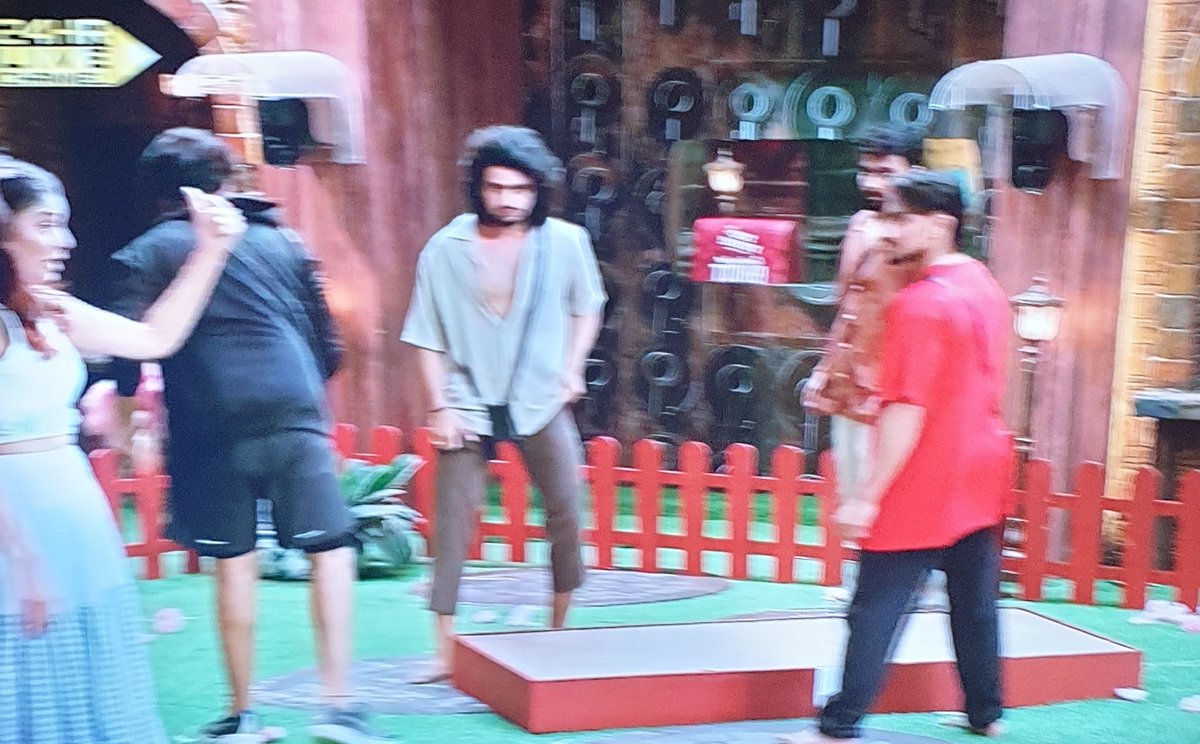 theprettypeppy's tweet photo. Yeh darr acha h🤣
Luv,Vishal,adnan and Makbul all 4 gheroing #saiketanrao in the task to make sure he doesn't do it.They are so insecure of him
Specially Makbul🤣🤣🤣🤣
Ghero sher ko sab.Geedad aise hi hote hain
#biggbossott3 #bbott3
#BiggbossOTT3 #BiggBossOTT3onJioCinema https://t.co/UMuPSdKZUS