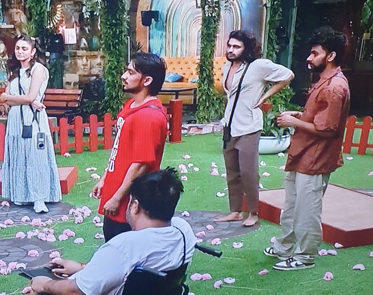 theprettypeppy's tweet photo. Yeh darr acha h🤣
Luv,Vishal,adnan and Makbul all 4 gheroing #saiketanrao in the task to make sure he doesn't do it.They are so insecure of him
Specially Makbul🤣🤣🤣🤣
Ghero sher ko sab.Geedad aise hi hote hain
#biggbossott3 #bbott3
#BiggbossOTT3 #BiggBossOTT3onJioCinema https://t.co/UMuPSdKZUS