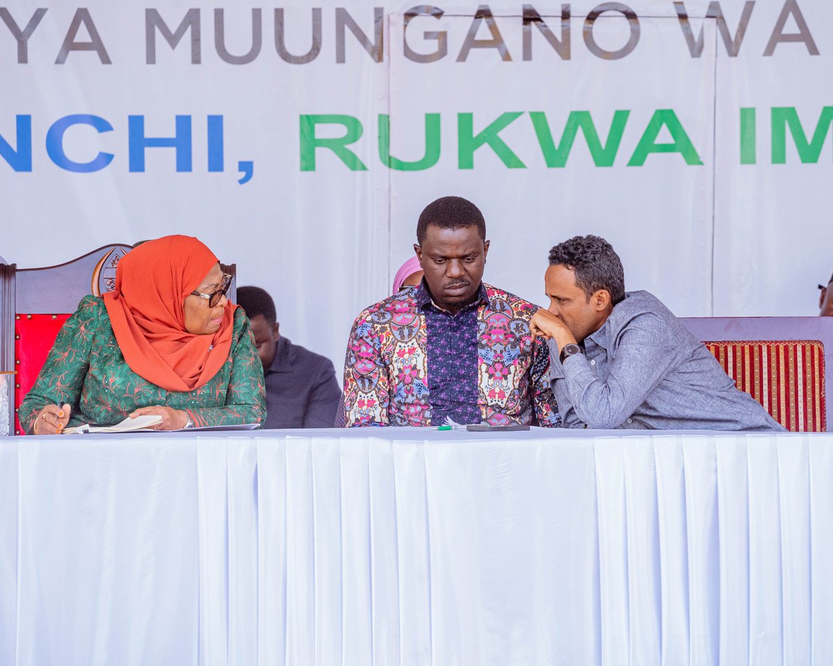 “Nimekuja Rukwa, bado malalamiko ya bei ya mahindi ni mengi. Nilikua nanong’ona  na Waziri wa Kilimo, nikamuuliza kama tunaweza kwenda na bei ya 700, akaniambia Mama ngoja nikapige mahesabu

Lakini pamoja na kupiga mahesabu, nakuagiza Waziri, nendeni na BEI YA 700.

Na huo ndio