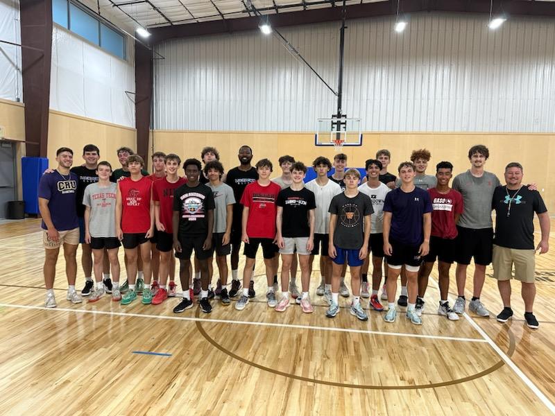 Had a special guest, former Baylor National Champion and basketball's most famous mullet <a href="/MatthewMayer24/">Matthew Mayer</a> swung by to get in some run and talk to the 15u and 16u boys ahead of the final LIVE period. So great to see him and so many boys from that special 2022 team!