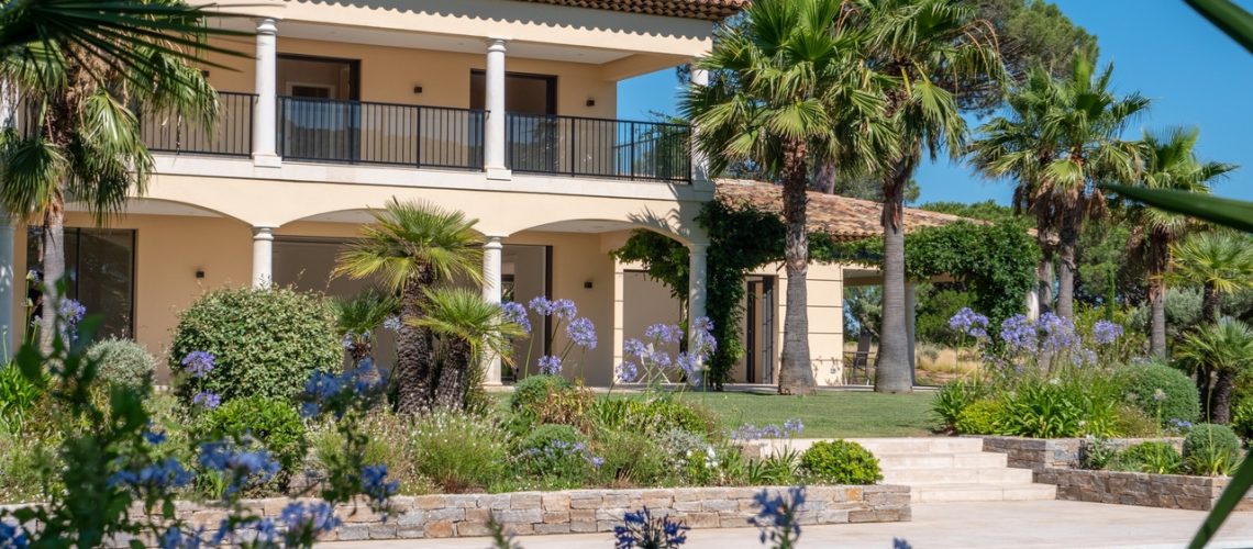 tcabarrus's tweet photo. Cyril Hanouna a reçu Jordan Bardella à dîner dans sa nouvelle villa de Saint-Tropez
Ainsi, on apprend que Cyril Hanouna, l'animateur controversé de C8 et d'Europe 1, aurait invité à dîner, dans le plus grand secret, le président du Front National dans sa nouvelle demeure, une villa californienne installée sur les hauteurs de Saint-Tropez avec accès privé à la plage de Ramatuelle. 
Une villa à plus de 10 millions d'euros
Le site d'investigation Médiapart fait cette révélation qui ne surprendra personne: on sait que l'Arcom a, à plusieurs reprises, tapé sur les doigts de l'animateur qui a eu tendance, durant les campagnes des Européennes et des Législatives, à privilégier l'extrême-droite dans les médias audiovisuels de Vincent Bolloré.
Pour l'anecdote, Cyril Hanouna, qui vient d'acquérir cette somptueuse villa de plus de 10 millions d'euros dans le Var, possède par ailleurs un impressionnant portefeuille immobilier: une résidence à Boulogne, un appartement à New York et une villa près de Cannes.