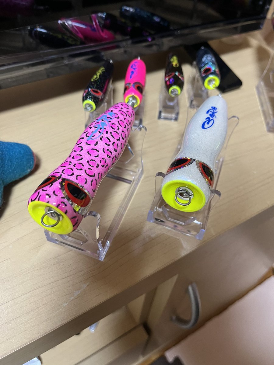 Chibiuutan's tweet photo. 今日お願いしてたルアーの受け取り行って来ました♪
仕事の都合で受け渡しで終わったんですけど落ち着いたら工房に遊びに行きます♪

これで、ショアからやりたいトップゲームが出来ます♪

#SARAルアー #POP100 https://t.co/BdefqSTjd5