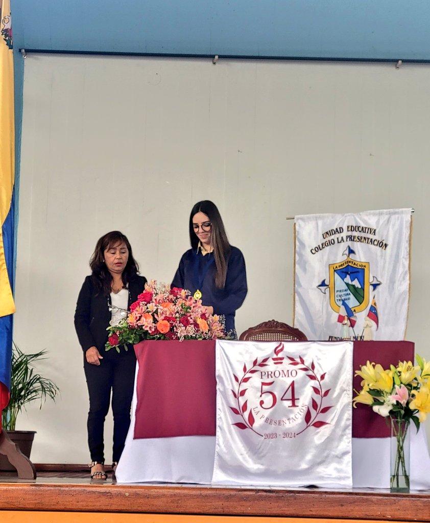 GochaSuper's tweet photo. Penúltima vez que usará su uniforme #LaNena #Graduanda #FirmadelTitulo https://t.co/vTtnkLV406