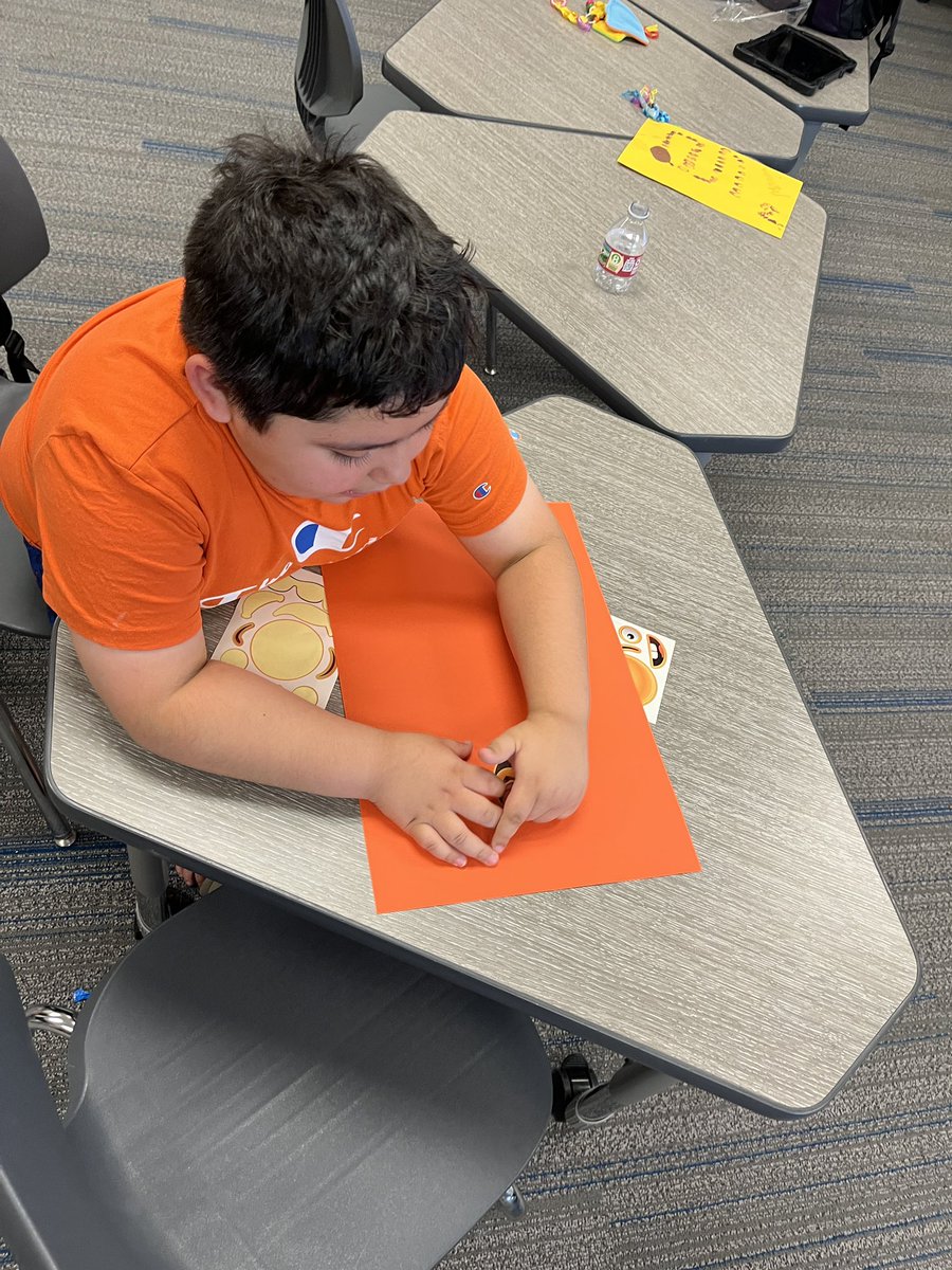 Hahne_Elyse's tweet photo. World emoji day and we crafted our own emojis & identified colors, emotions, & how we feel. #wearegcisd #worldemojiday #tesleads #teambce @CTMSHatcher @SarikaBce https://t.co/n0XheZSA7Q