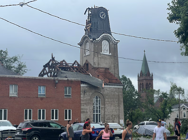 firehorse249791's tweet photo. [U.S] A powerful storm hit Rome, New York, leaving thousands without power and toppling church steeples, spinning parked cars.. https://t.co/TP15IHA7hU…… #ClimateChange #ClimateEmergency #ClimateCrisis #SevereWeather #Heatwave #Storm #Tornado #Rome #Canastota #NewYork #America https://t.co/Ym62hhH7NL