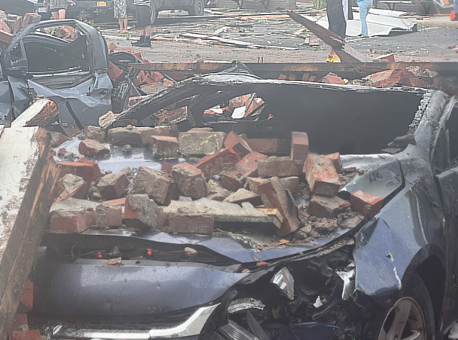 firehorse249791's tweet photo. [U.S] A powerful storm hit Rome, New York, leaving thousands without power and toppling church steeples, spinning parked cars.. https://t.co/TP15IHA7hU…… #ClimateChange #ClimateEmergency #ClimateCrisis #SevereWeather #Heatwave #Storm #Tornado #Rome #Canastota #NewYork #America https://t.co/Ym62hhH7NL