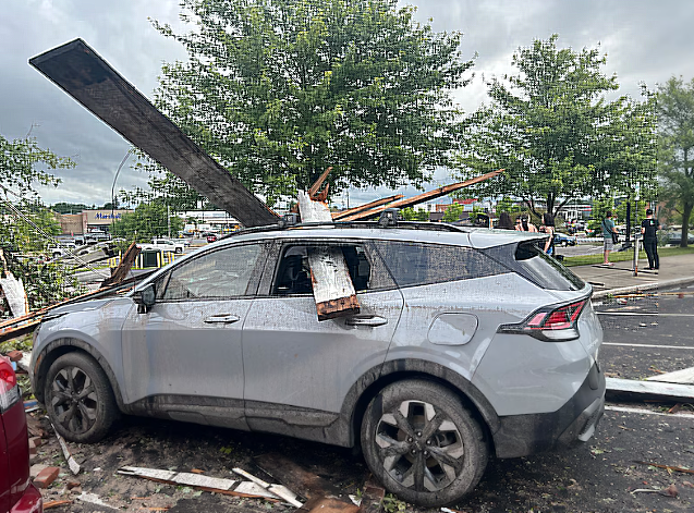 firehorse249791's tweet photo. [U.S] A powerful storm hit Rome, New York, leaving thousands without power and toppling church steeples, spinning parked cars.. https://t.co/TP15IHA7hU…… #ClimateChange #ClimateEmergency #ClimateCrisis #SevereWeather #Heatwave #Storm #Tornado #Rome #Canastota #NewYork #America https://t.co/Ym62hhH7NL