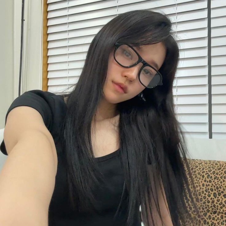 Hi guys! (⁠^⁠.⁠_⁠.⁠^⁠)⁠ﾉ How's life... (habis ditelan kenyataan). Berhubung aku sudah menamatkan kesibukan ku, ayo kita new convo 😾 (ga kuat diving..). Topik nya pap foto gemes kalian juga dong pake kacamata + tmi + apapun ituu‼️😽