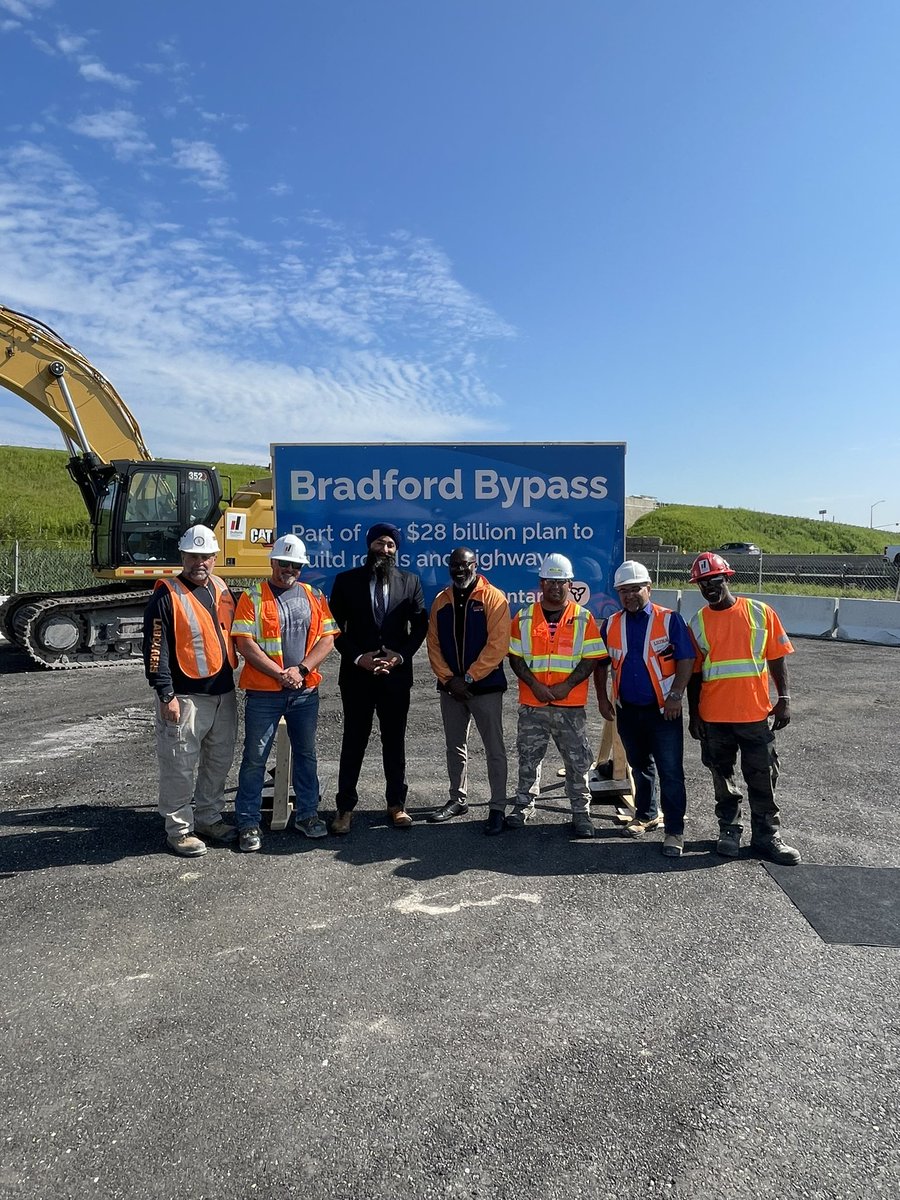 PrabSarkaria's tweet photo. Our government is delivering on our promise to build the Bradford Bypass! 🛣️ 

We’re getting shovels in the ground to build a new interchange at Highway 400 and Simcoe County Road 88 and a new southbound lane on Highway 400 that will connect to the future Bradford Bypass. https://t.co/3Dq7it60ON