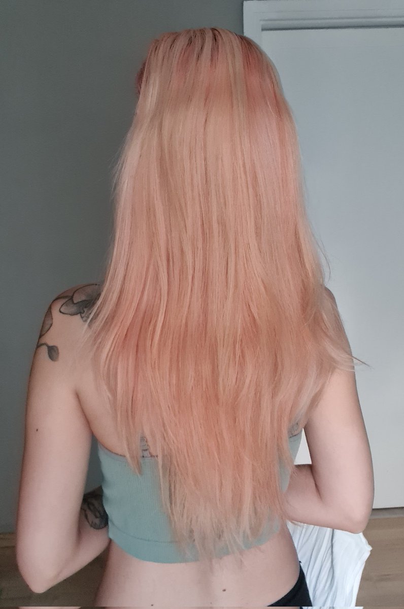 Sannyrosequartz's tweet photo. Postanowiłam tym razem użyć płukanki z odżywka jako farby i tak to wyszło 

✨️Pierwsze zdj to przed 
✨️Nie dodałam dużo płukanki a kolor wyszedł mega intensywny
✨️Dzień po płukance równomierny kolor 
✨️Miesiąc później, kolor na górze spłukał się szybciej ale wyglada spoko https://t.co/4i4kghDuua