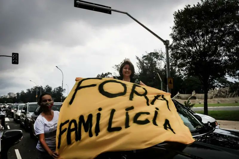 Essa foto foi tirada durante uma manifestação contra <a href="/jairbolsonaro/">Jair M. Bolsonaro</a> em 2021. 
Quem segura a faixa " Fora Familicia" em alusão à família Bolsonaro, é a educadora Lígia Jalantonio Hsu. 

Ligia é a atual secretária de cultura de Ricardo Nunes.

Nomeada em 2024.

O golpe tá aí.