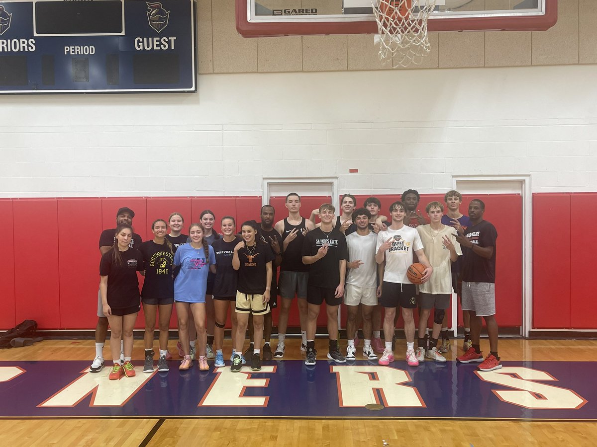 SAHoopsElite's tweet photo. It was the “the last one” for these 17’s -
I’m so very thankful to these players for their loyalty, commitment &amp; trust. 
We will STILL be here for you as you all continue to do great things. 

Thank YOU!!

SAHE FOREVER! ❤️🙏🏾🔥 https://t.co/qNA5Zrkpud