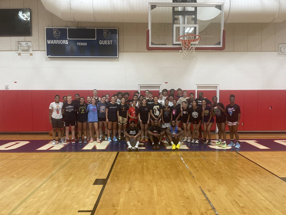 SAHoopsElite's tweet photo. It was the “the last one” for these 17’s -
I’m so very thankful to these players for their loyalty, commitment &amp; trust. 
We will STILL be here for you as you all continue to do great things. 

Thank YOU!!

SAHE FOREVER! ❤️🙏🏾🔥 https://t.co/qNA5Zrkpud