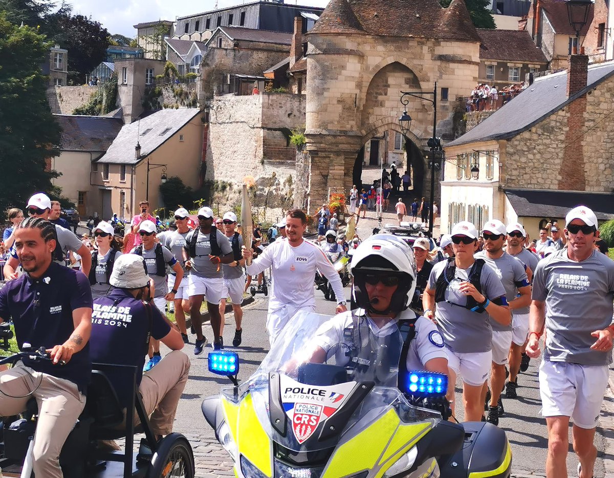 franckviltart's tweet photo. Passage de la flamme olympique aujourd’hui dans l’#Aisne, l’occasion pour le journal le Démocrate de l’Aisne de faire un très bel hommage aux sportifs et médaillés olympiques tombés au #ChemindesDames durant la #GrandeGuerre @CaverneduDragon #1GM #WW1  @jeuxolympiques @Paris2024 https://t.co/WeygVK3dJ9
