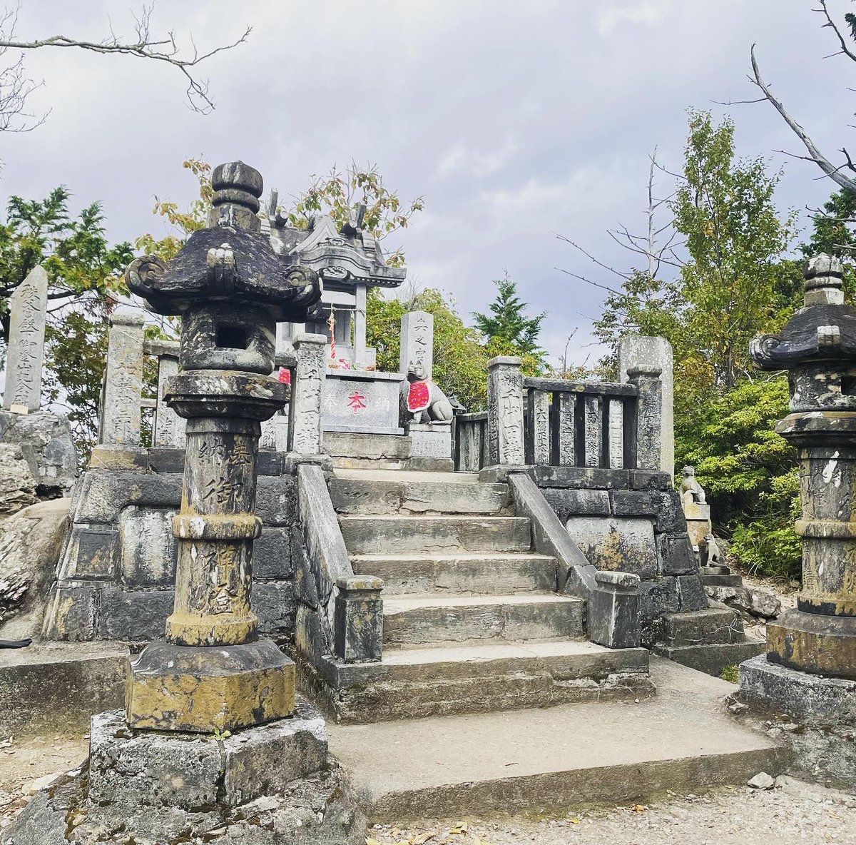 DelmerLadd's tweet photo. 少し歩きにくいですが、とても美しい神社で、近くには素敵なハイキングがあります。神社では水���おやつが売られていますが、道中のものは少ないです

#三峰神社 #三峰口 #奥宮 #埼玉 #神社好きな人と繋がりたい #神社 #神社巡り #御朱印 #御朱印帳 #神社めぐり #神社好き #神社参拝 #趣味 https://t.co/iofXwEUMcs