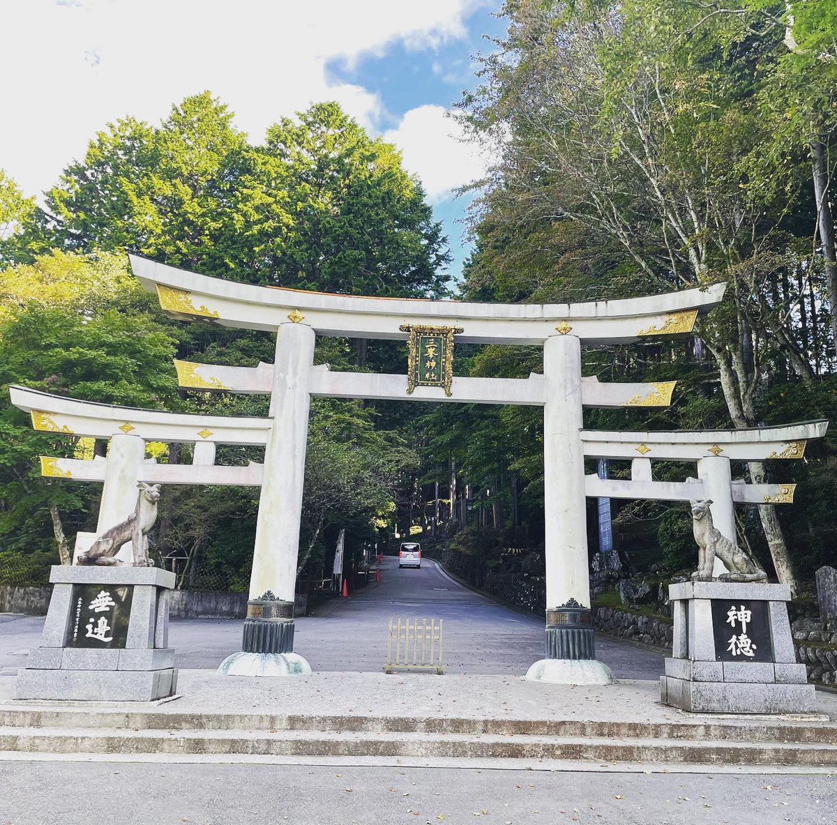 DelmerLadd's tweet photo. 少し歩きにくいですが、とても美しい神社で、近くには素敵なハイキングがあります。神社では水���おやつが売られていますが、道中のものは少ないです

#三峰神社 #三峰口 #奥宮 #埼玉 #神社好きな人と繋がりたい #神社 #神社巡り #御朱印 #御朱印帳 #神社めぐり #神社好き #神社参拝 #趣味 https://t.co/iofXwEUMcs