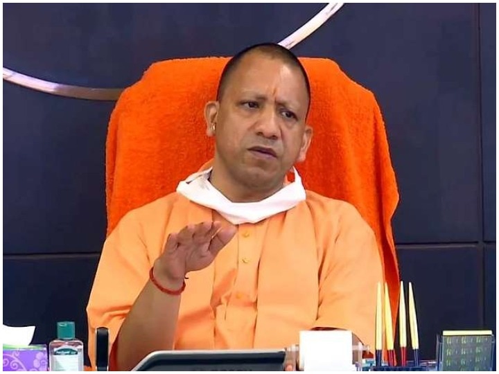 Raghvendra171's tweet photo. ज़रा ग़ौर कीजिये..

#योगी_जी_की_एक_और_अग्निपरीक्षा...

��ही व सैद्धान्तिक व्यक्तित्वों को ही अग्निपरीक्षाओं से वार-वार क्यों गुज़रना पड़ता है... इसका उत्तर तो रमायण में हम समझ ही चुके है।

उ.प्र. में बिजेपी की कम सीटों को आने ले लिए क्या वो अकेले ही जिम्मेदार हैं.. सही विश्लेषण जरूरी है...

उ.प्र. में बीजेपी संगठन के दृष्टि से "छ:" क्षेत्र- पश्चि��, ब्रज, कानपुर/बुंदेलखंड, अवध, गोरखपुर व काशी में विभाजित है...
सबसे अच्छा प्रदर्शन किस क्षेत्र का रहा...
सीटो पर टिकिटों का क्या वास्तव में सही वितरण हुआ...
प्रमाणिक कार्यकर्ताओं के बजाय आयातित कार्यकर्ताओं पर अत्यधिक विश्वास... 
या
जो जिस क्षेत्र के बड़े नेता है उनके अपने क्षेत्र में कार्यों के आधार पर चुनाव में क्या स्थिति रही क्या यह सब विश्लेषण का आधार नहीं होना चाहिए...

जो नेता कम अभिनेता संगठन व सरकार में शीर्ष पदों पर बैठ कर मलाई काट रहे है... मंचों से सिद्धांत बतिया रहे है...
उनका आंकलन भी बहुत आवश्यक है...

अब बात करते है योगी आदित्यनाथ जी की...

मुख्यमंत्री योगी जी की सोशल मीडिया प्रोफ़ाइल के अनुसार "यूपी सीएम" ने अपने व्यस्त कार्यक्रमों/बैठकों के बाद भी 20-50 लोगों से प्रतिदिन व्यक्तिगत भेंट करते हैं। 
इसमें कुछ विधायक, कुछ जनप्रतिनिधि, संगठन के पदाधिकारी,  समाज ��े अन्य वर्ग के लोग भी शामिल होते हैं। 
आप उन नैरेटिव या आलोचनाओं की ओर ध्यान दें जो फैले हैं या फैलाये जा रहे हैं -  

1. योगी बाबा किसी से मिलते नहीं हैं ( जबकि वो एक दिन में 20-50 ग़ैरशासकीय लोगों से प्रतिदिन मिलते हैं) 
2. योगी बाबा तक ठीक फीडबैक नहीं पहुँच पा रहा  (कोई व्यक्ति उन तक पहुँचा है तो कुछ तो उनको बताता ही होगा हां अगर ऐसा नहीं है तो ठीक करने की आवश्यकता है)
3. जनप्रतिनिधियों या संगठन के लोगों क�� सुनी नहीं जा रही है (कौन सा जनप्रतिनिधि/संगठन कार्यकर्ता ऐसा है जिसका अपना कोई काम नहीं हो रहा या वहाँ क्या कहने/बोलने गये थे, ये वो बताएँ, सब मोटर साइकिल से Scorpoi  या fortuner पर आ गए है) 
4. किसी को मिलने का समय नहीं मिलता (20-50 लोग कैसे मिल पा रहे है यह मिलने वालों से बात कन्फर्म करनी होगी) 
5. अधिकारी वेलगाम हो गए है (इसमें समझना पड़ेगा कि स्वतंत्र हुए है या निरंकुश हुए है)

अब विचार करें...

क्या बाबा जी का विरोध महज़ इसलिए हो रहा है कि वो सनातन के ध्वज्वाहक संत एवं राजर्षि हैं..
- "क्या बाबा व बीजेपी को कमजोर करने के लिए" क्योंकि वो समरसता के प्रतीक बन कर उभरे हैं इसलिए कुछ समुदाय की नाराज़गी का एक फ़ेक नैरेटिव बनाया गया है। क्योंकि बाबा हिंदुत्व व अनुसूचित/पिछड़े वर्ग को लेकर शुरू से सॉफ्ट कॉर्नर रखते हैं, एजेंडा फैलाने वालों ने यही उनकी कमजोरी बना दी! 
- ��स्पष्ट दिख रहा है कि जो लोग बीजेपी का विरोध कर रहे थे/हैं वो खुलकर योगी जी का समर्थन कर रहे थे/हैं। योगी के समर्थन में इमरान मसूद/अफ़ज़ल अंसारी बोल रहे, क्या वजह थी या है? बोला या बुलवाया गया! 
- ⁠कहीं ऐसा तो नहीं कि इस एजेंडे के तहत बाबा जी को हटाने की मंशा रखने वाली ताकतों ने क्षद्म तरीक़ा अपनाया, योगी का समर्थन, बीजेपी का विरोध कर योगी को अपनी ही पार्टी में खलनायक बना देने की साज़िश तो नहीं है!
- ⁠मोदी-योगी की जोड़ी को तोड़कर ही ग़ैरसनातनी/ अराष्ट्रवादी ताक़तों को सरकार में आने का मौक़ा मिलेगा! ये नैरेटिव शायद इसी लिये फैलाया जा रहा है / गया हो!
- ⁠कुछ अपने ही लोग योगी सरकार के कामों की खूबियाँ कम ख़ामियाँ व छोटे मोंटे अपराध बढ़ाचढ़ा कर प्रदर्शित प्रसारित कर रहे! 
- ⁠कुछ ठीक नहीं कर रहे योगी, ये नैरेटिव पार्टी-संगठन में उनके विरोधी ज़बरदस्त तरीक़े से फैला रहे, लेकिन इसके प्���ामाणिक आँकड़े किसी के पास नहीं हैं।
क्या मिर्ज़ापुर की राजकुमारी या अन्य जैसों की बात पर विश्वास किया जा सकता है...? यह आप के विवेक पर है.. विचार कीजिये...

राष्ट्रवादियों को बहुत सोच विचार कर काम करने की आवश्यकता है सावधान रहें।

बुद्धि के सभी रंध्र खोल कर रखें। 

फ़ेक नरेटिब प्रायोजित सोशल मीडिया हैण्डल/पोस्ट से विशेष सावधान रहें। ये समाज को सबसे बड़ा ख़तरा हैं।
आप समझ तो रहे है न..