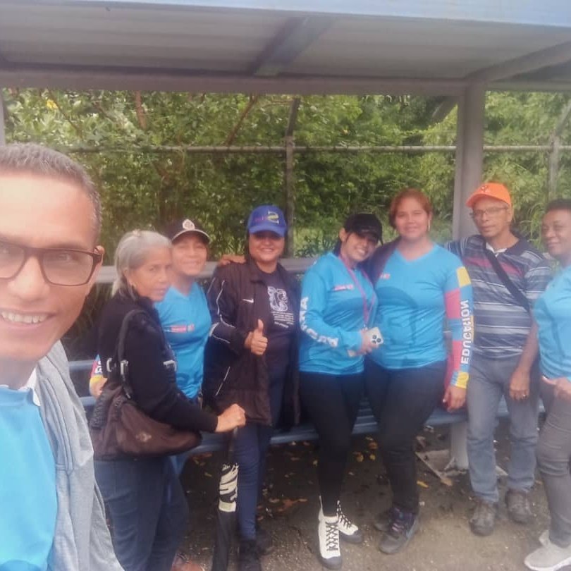 Aquí vamos el sector educativo Rumbo a Caracas en apoyo a nuestro Presidente <a href="/NicolasMaduro/">Nicolás Maduro</a> 

¡Voy a mi Gallo Pinto! 

#VenezuelaSegura 
<a href="/_LaAvanzadora/">Yelitze Santaella</a> 
<a href="/Soykarinacarpio/">Karina Carpio</a> 
<a href="/PsuvAragua_ofic/">PartidoPSUVAragua</a>