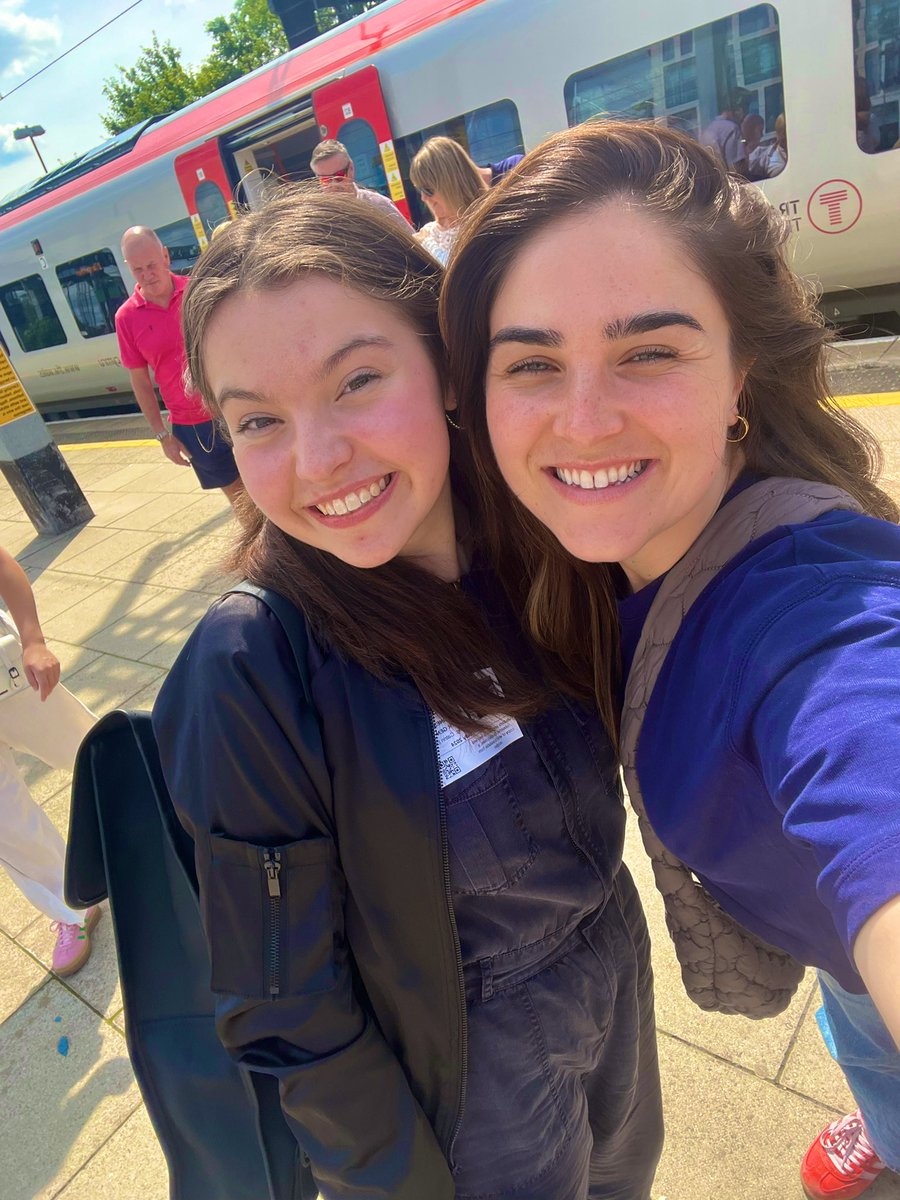 Fi’n cofio mynd ar brofiad gwaith gyda @TheatrGenCymru  ym mlwyddyn 12, a dyma fi nawr yn cael cynnig yr un profiadau i <a href="/AlysHedd/">Alys Hedd Jones</a> ond gyda rôl o fewn y cwmni! Full circle moment 🫶🏻 diolch am dy waith ddi-flino yr wythnos hon Alys! Rhan o’r tîm go iawn! Seren! <a href="/BroEdern/">Ysgol Bro Edern</a> ✨