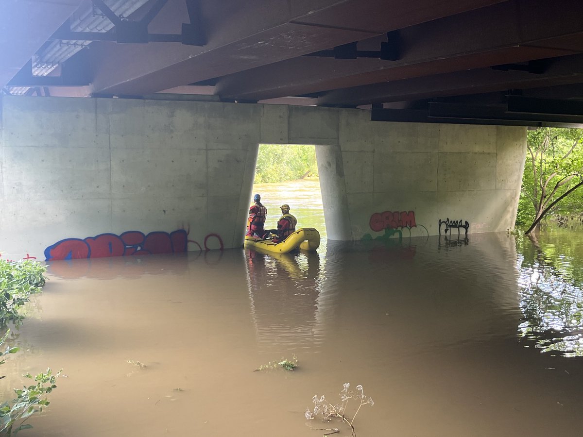 Fire crews are out on the Thames River today. Crews are investigating the river and training due the unprecedented rainfall and unpredictable and fast water flow between Highbury &amp; Wonderland. Please stay away from riverbanks, the river itself is very dangerous. #ldnont ^cs