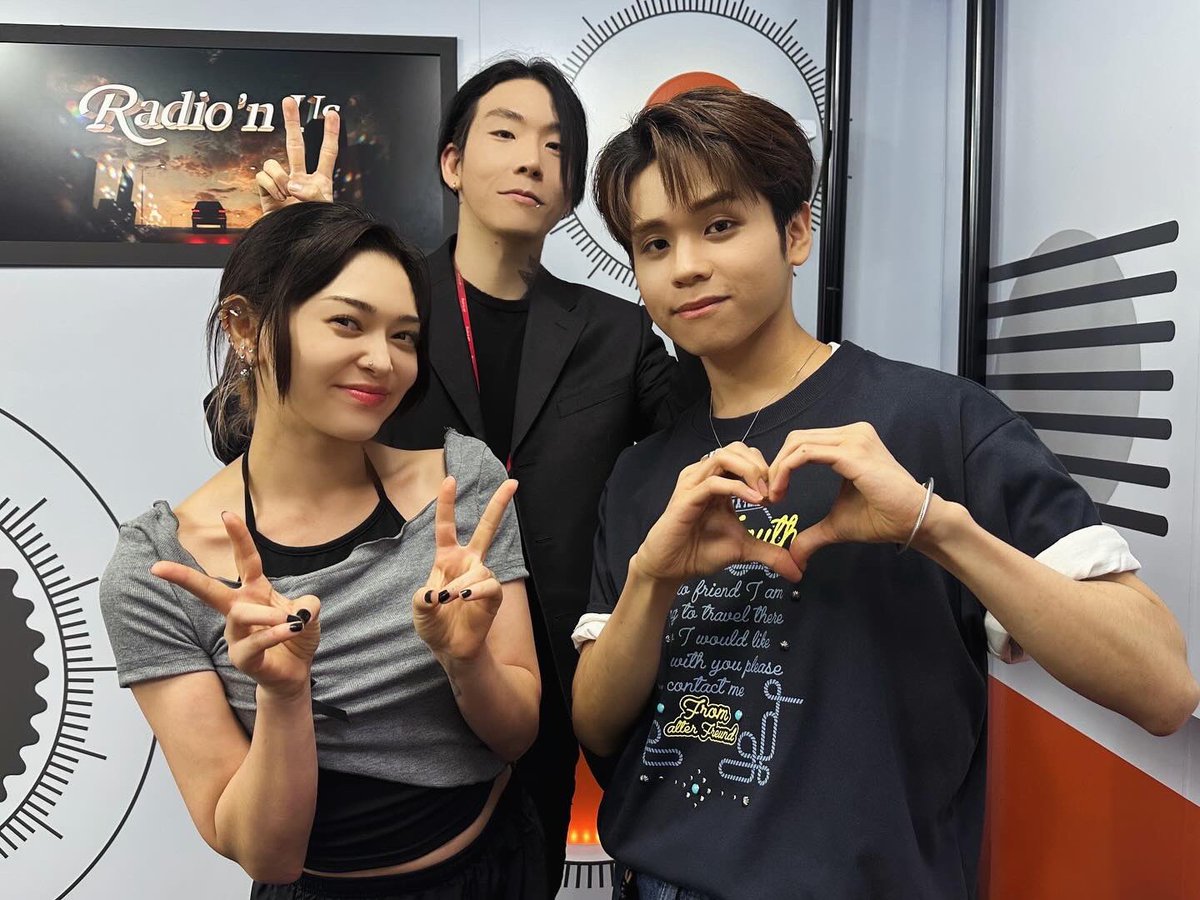 rnus_arirang's tweet photo. #RNUS
[Final PICK🪙]

폭우를 뚫고 고민 해결해 주러 달려온 
수요일의 고민해결요정들🧚🧚‍♀️🧚‍♂️

오늘도 와글와글 세상 소란스럽게!! 
여러분의 편이 되어 함께 고민하고 
뮤직테라피로 마음을 토닥토닥💆💆‍♀️💆‍♂️해드렸습니다!! 
모두 마음이 평온해지셨을까요?☺️ https://t.co/ZBk0O3RRS6