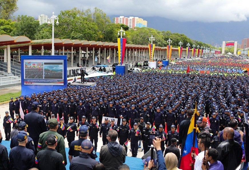 CICPC0185's tweet photo. @mijpvzla
Venezuela cuenta una policía sólida para la defensa de la patria y la soberanía  Desde el paseo monumental Los Próceres en Caracas, el Jefe de Estado venezolano, Nicolás Maduro Moros, junto al vicepresidente Sectorial para la Seguridad Ciudadana y la Paz. https://t.co/9kjqC5lHFw