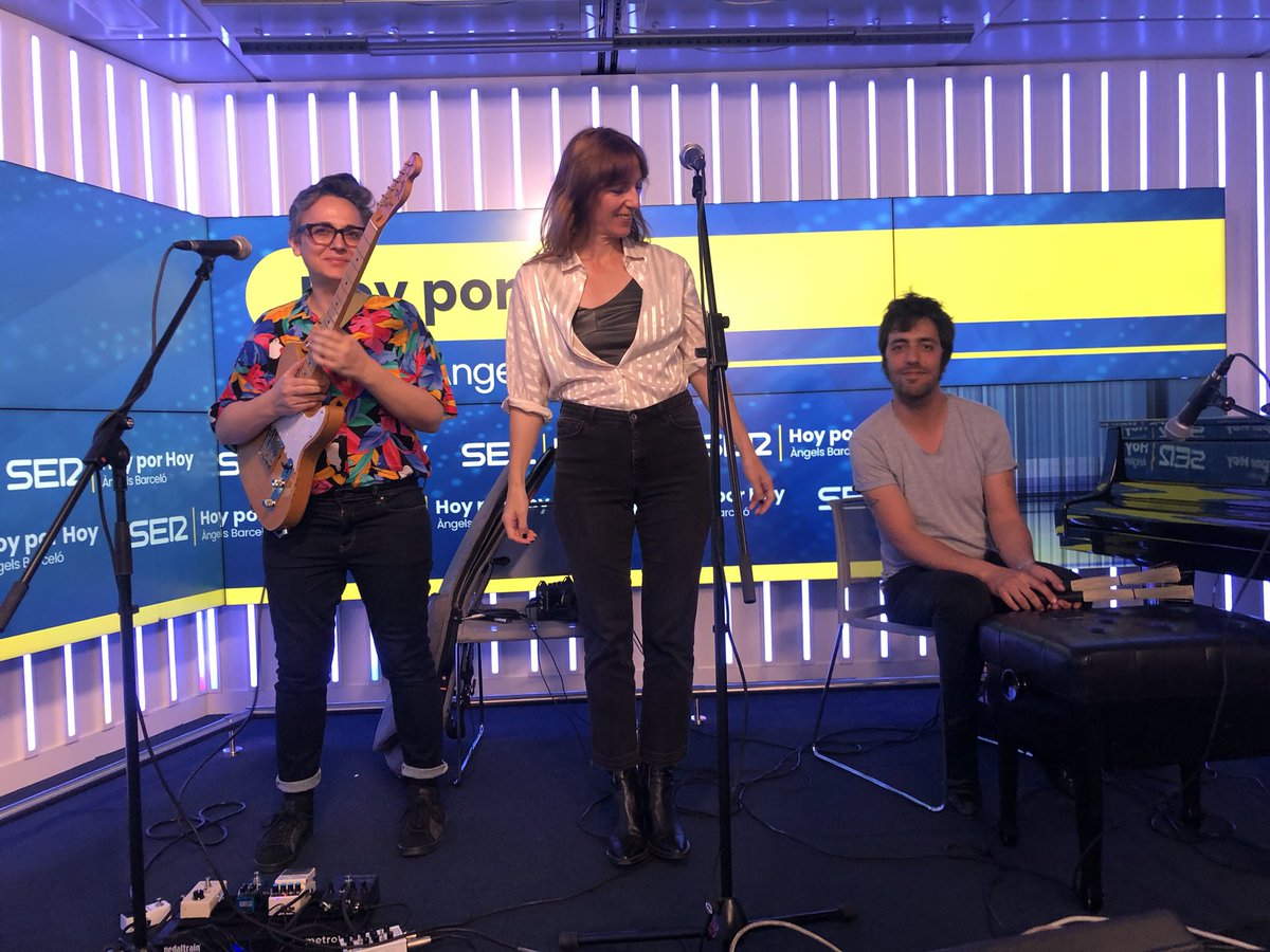 La última entrega de las #HistoriasMusicales fue acaso la más emotiva de las 43 que hemos tenido en la quinta temporada de #HoyPorHoy
No puedo admirar más a TULSA y no tenemos palabras para agradecer a LITUS su regalo de “Sara”, tan especial para nosotros

cadenaser.com//audio/1721220…