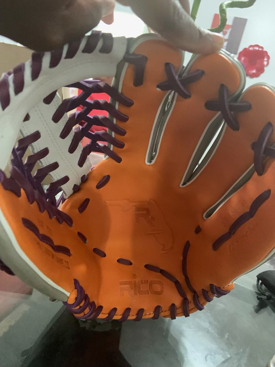 My new custom <a href="/RicoGloves/">Rico Gloves</a> came in today………loving my <a href="/UnityAndersonHS/">Unity Anderson-HS</a> <a href="/VAUnitySB/">Unity Softball</a> colors💜🧡🖤🩶 “THE U”#softbalglove