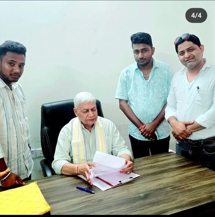 PRAVEENSARSWT95's tweet photo. भीलवाड़ा से सांसद एवं भारतीय जनता पार्टी राजस्थान के प्रदेश महामंत्री @DamodarAgarwalB से आज भीलवाड़ा के संघर्षील सती के मिले और सा के बजट घोषणा पूरी कर कोरोना योद्धा cha को पुनः नौकरी का वादा पूरा करने के लिए ज्ञापन दिया । विपक्ष में रहते हुए @BJP4Rajasthan ने बड़े-बड़े वादे किए https://t.co/dSvwTItCoQ