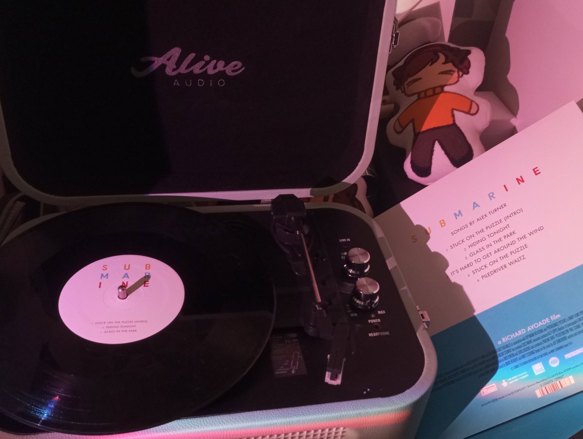 melf1sh's tweet photo. look what I got 
#submarine #alexturner #vinyl https://t.co/as3Zrq8Qn4