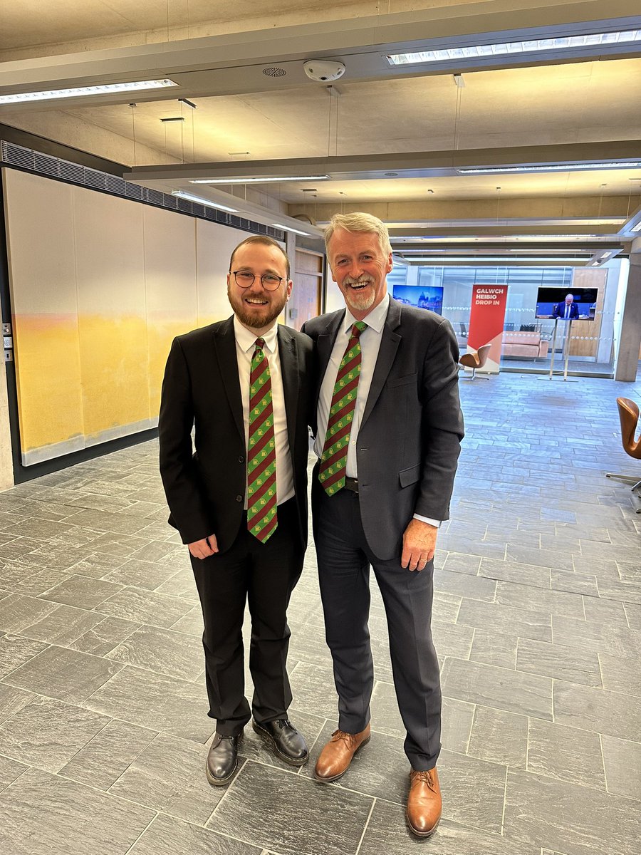 Jack Sargeant MS (@jacksargeantam) on Twitter photo Great to catch up with Welsh Government Cabinet Secretary, <a href="/huw4ogmore/">Huw Irranca-Davies</a> in my role as Chair of <a href="/CPGBeerandPubs/">CPG Beer and Pubs</a>.
Huw reaffirmed his commitment to engaging with the sector & working with UK partners to find the solutions required to allow the beer & pub industry to thrive in Cymru. Great to catch up with Welsh Government Cabinet Secretary, <a href="/huw4ogmore/">Huw Irranca-Davies</a> in my role as Chair of <a href="/CPGBeerandPubs/">CPG Beer and Pubs</a>.
Huw reaffirmed his commitment to engaging with the sector & working with UK partners to find the solutions required to allow the beer & pub industry to thrive in Cymru.