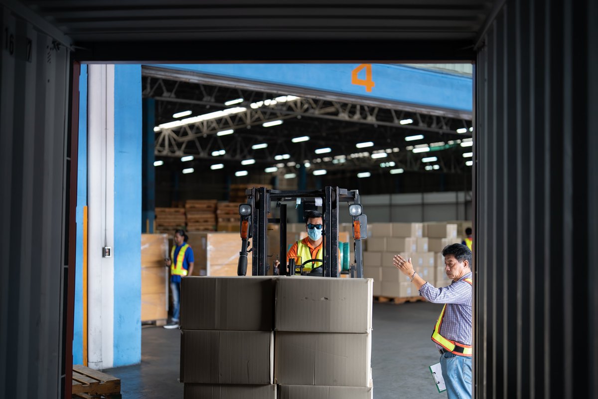 Logistics Lingo: What is 'Cross-Docking'? 🏭 

A: It's a practice where products are directly transferred from inbound to outbound transportation without storage. #LogisticsLingo #Logistics #Shipping #warehouse #TRansportation #wednesdaywisdom #trucking  #Trivia #storage #LTL