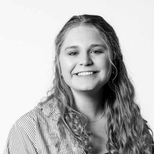 ebbekadesign's tweet photo. 🌟 It's time to introduce the newest addition to our Ebbeka Design team: our Summer Intern, Addi! 🎉 Addi comes to us from the University of Nebraska - Lincoln. Welcome, Addi! #AgencyLife #GraphicDesign #Huskers #HuskerPower #LNK #UNLarts https://t.co/kwlaLD2Vwm