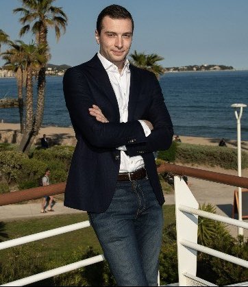 CerfiaFR's tweet photo. 🇫🇷 FLASH | Cyril Hanouna a tenté de créer un contre-feu médiatique en utilisant les médias de Vincent Bolloré, afin de faire passer son dîner avec Jordan Bardella dans sa villa de Saint-Tropez pour une simple réunion de travail destinée à préparer une émission de rentrée. https://t.co/dNrWZOrrJ8