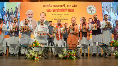 SahilKumar2162's tweet photo. Up @myogiadityanath और @kpmaurya1 के बीच कथित मतभेद की अटकलों के बीच,Up bjp प्रमुख @swatantrabjpने@narendramodi से मुलाकात की है। इस बैठक का उद्देश्य उत्तर प्रदेश में पार्टी की स्थिति को मजबूत करना है।#UPPolitics
#YogiVsMaurya #BJPLeadership #UPBJP
#ModiMeeting #YogiAdityanath https://t.co/C4sDRVuVkO