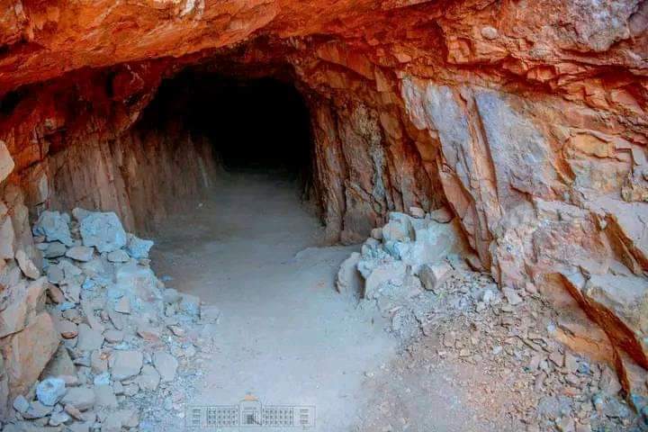 sinrenovat's tweet image. 🔥✊Découverte importante de minerais de type cassitérite et coltan à #Busoni dans la forêt de Murehe @KirundoProvince. Le Filon est localisé via un tunnel creusé par les colonisateurs et regorgerait une quantité de 12.700.000 tonnes équivalent à plusieurs milliards  $ #Burundi🇧🇮