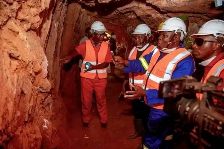 sinrenovat's tweet image. 🔥✊Découverte importante de minerais de type cassitérite et coltan à #Busoni dans la forêt de Murehe @KirundoProvince. Le Filon est localisé via un tunnel creusé par les colonisateurs et regorgerait une quantité de 12.700.000 tonnes équivalent à plusieurs milliards  $ #Burundi🇧🇮