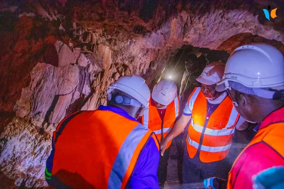 sinrenovat's tweet image. 🔥✊Découverte importante de minerais de type cassitérite et coltan à #Busoni dans la forêt de Murehe @KirundoProvince. Le Filon est localisé via un tunnel creusé par les colonisateurs et regorgerait une quantité de 12.700.000 tonnes équivalent à plusieurs milliards  $ #Burundi🇧🇮
