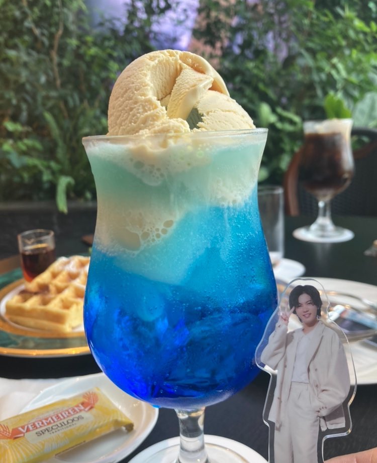 i9iHI2TeBLzSKdk's tweet image. 好きな人が語るマニアックなデニムの話　

瞳を輝かせていつもより饒舌に語っちゃうんだよネ ᰔᩚ
大好きが伝わる‥

クリームソーダ飲みながらの楽しいひと
とき🍹*•.❥
また聞かせてくれるって👖

（だったらいいな🙄）

＃ベストジーニスト
 #神宮寺勇太
 #デニム愛 

instagram.com/p/C9UQ5p6JS2Y/?