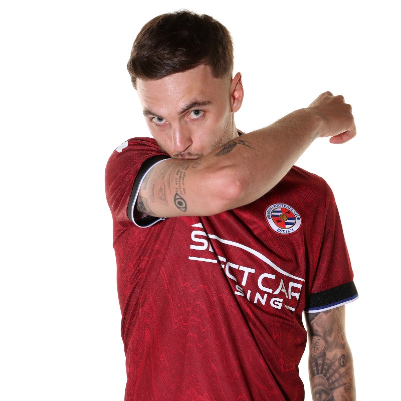 ReadingFC's tweet photo. The boys donning their new threads! 📸

Thoughts, Royals?! 🤔

#ReadingFC