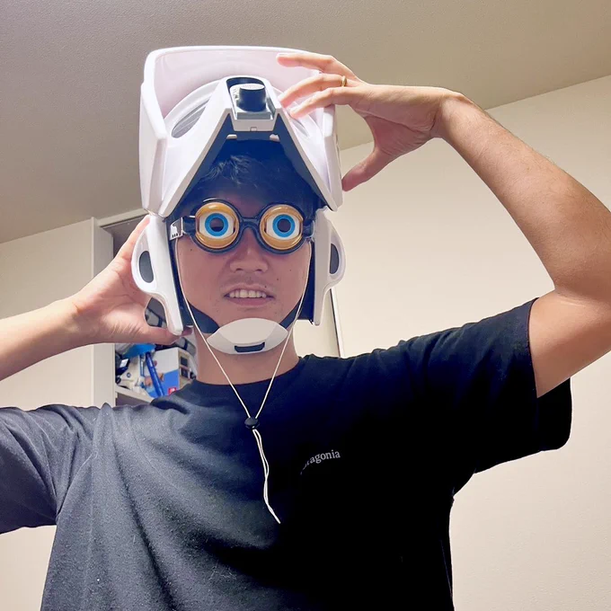 せっかくザコシグラスを手に入れたのに着けたままではバイカースカウトのフェイスを閉めることができない(顔を開けて目がこれだったらさぞおもしろいだろうと思ったのに)。そしてヘルメットが脱げなくなり一瞬パニックになっているところを妻に撮られる。ぼくは一体なにをしているんだ?
