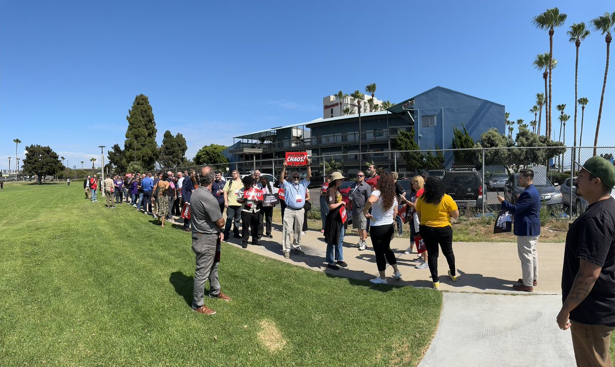 SDLaborCouncil's tweet photo. Hundreds of unions from across the state marched in solidarity with @afacwa in their fight for a fair contract, leading the way are our leaders Sara Nelson @flyingwithsara, Lorena Gonzalez @lorenasgonzalez and Brigette Browning. https://t.co/1UsSL4nvvV