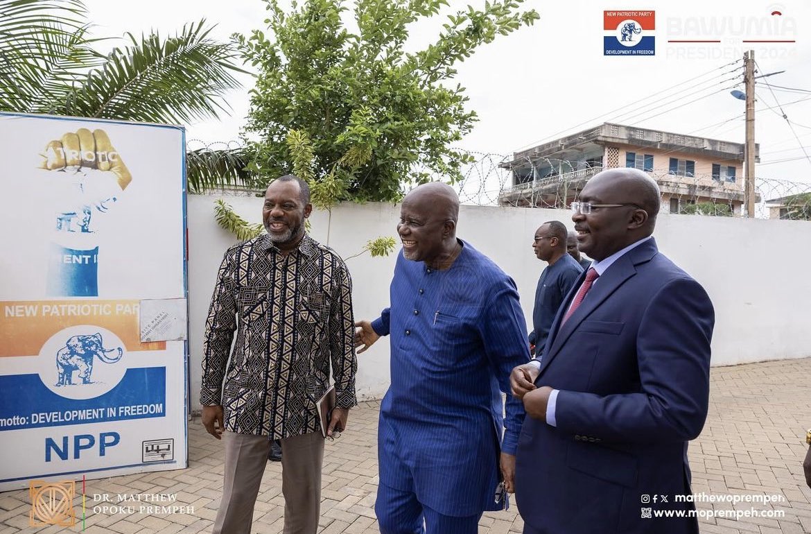 MatthewOPrempeh's tweet photo. It was a privilege for me to accompany the flagbearer of the New Patriotic Party, H.E Alhaji Dr. Mahamudu Bawumia to visit and listen to counsel from members of the Council of Elders of our Party. 

The depth of experience and wisdom shared will be invaluable in the campaign ahead and indeed the governance of our country. 

It is Possible. 

#BawumiaforPresident
#ServiceAndLeadership